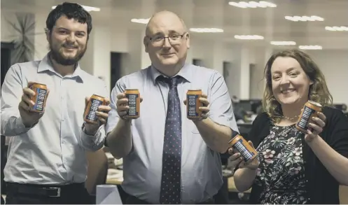  ?? PICTURE: ANDREW O’BRIEN ?? 0 From left, James Delaney, Brian Ferguson and Florence Snead enjoy the new low-sugar Irn-bru