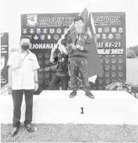  ?? ?? MENANG: Pingat emas 200 meter L12 menerusi Awang Fadzly Abdullah.