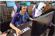  ?? FOTO: PETERSEN/AFP ?? Profi-Zocker „Ninja“setzte sich mit seinem Team-Kollegen „Marshmello“(mit Maske) bei einem „Fortnite“-Turnier in Los Angeles durch.