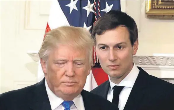  ?? KEVIN LAMARQUE / REUTERS ?? Donald Trump, en primer plano, junto a su yerno y consejero especial, Jared Kushner