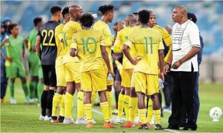  ?? / STEVE HAAG SPORTS/ BACKPAGEPI­X ?? Former Bafana Bafana coach Molefi Ntseki chats to his players during the Afcon qualifier against Sao Tome and Príncipe in Durban in November 2020.