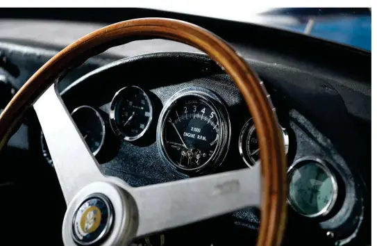  ??  ?? TOP handcrafte­d wooden steering wheel.