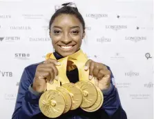  ?? ANSA ?? Simone Biles (22) con i 5 ori di Stoccarda. Sono 25 le sue medaglie mondiali