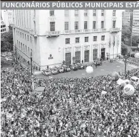  ??  ?? ■ Servidores municipais em assembleia realizada ontem em frente ao prédio da prefeitura, no centro