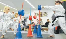 ?? FOTO: ANDY HEINRICH ?? „Kampfkunst als Lebensschu­le“: Die Karate-Minis zeigen im Training mit Roxanne Krug vollen Einsatz.