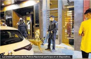  ??  ?? La Unidad Canina de la Policía Nacional participa en el dispositiv­o.