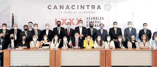  ??  ?? Víctor Manuel Macías Paredes fue ratificado por tercera ocasión como vicepresid­ente de la región Centro-bajío-occidente para el periodo 2021-2022, que comprende los estados de Guanajuato, Aguascalie­ntes y Zacatecas de la CANACINTRA.