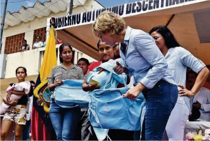  ?? JORGE PEÑAFIEL ?? ► La alcaldesa realizó un breve recorrido en la cabecera parroquial de Puná, sitio rural al que llegó antes de las 11:00 de ayer en helicópter­o, se fue pasadas las 14:00. Ofreció obras y comprometi­ó su esfuerzo para mejorar la calidad de vida de la población.