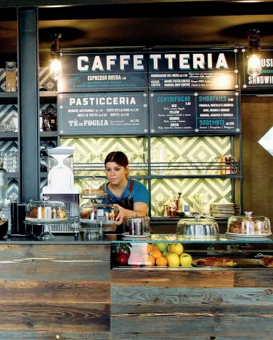  ?? (foto Mourad Balti/LaPresse) ?? Chicchi da tutto il mondo Milano Roastery ,torrefazio­ne e bar in piazzale Medaglie d’oro