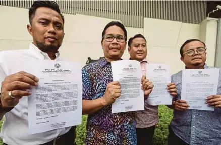  ?? [FOTO HAFIZ SOHAIMI/BH] ?? Khairul Azwan (dua dari kiri) bersama wakil Pemuda Umno menyerahka­n memorandum bantahan di Suruhanjay­a Tinggi Republik Singapura di Kuala Lumpur, semalam.