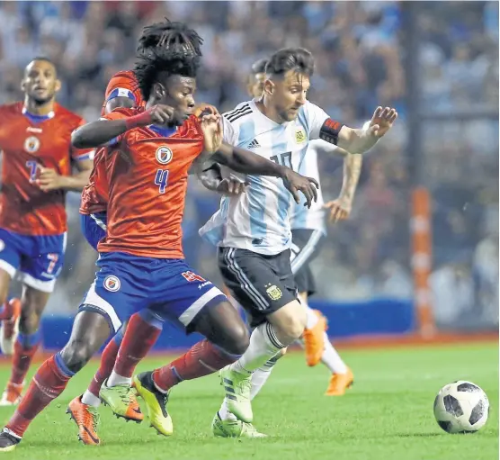  ?? Santiago filipuzzi ?? Messi supera la marca haitiana; el capitán se despidió con un nuevo triplete, el sexto con la camiseta argentina