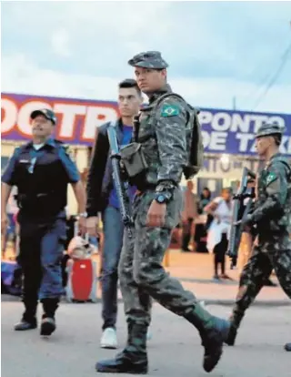 ?? REUTERS ?? Soldados brasileños patrullan en el puesto fronterizo de Pacaraima