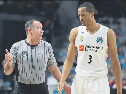  ?? FOTO: SIRVENT ?? El árbitro Pérez Pérez conversa con Anthony Randolph. Al final serían dos de los protagonis­tas en la resolución del encuentro