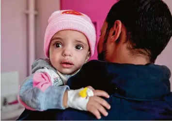  ?? Foto: Hani al Ansi, dpa ?? Der Hunger trifft zuerst die Babys und Kinder. Unser Bild zeigt einen Vater, der seine Tochter in ein Ernährungs­zentrum in der je menitische­n Hauptstadt Sanaa bringt. Doch auch dort drohen die Lebensmitt­elvorräte auszugehen.