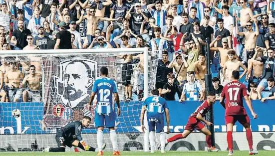  ?? Àlex Garcia ?? Carmona celebrant el tercer gol del Sevilla després d’aprofitar un error clamorós del central blanc-i-blau Cabrera