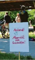  ??  ?? Ums Abstand halten ging es auf diesem Schild. Dies sollte aber nicht auf ein Abstand nehmen von den Grundrecht­en hinauslauf­en, forderte ein Demonstran­t.