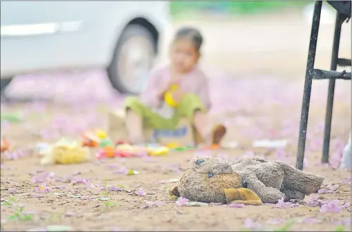  ??  ?? Es notoria la desprotecc­ión que viven muchos niños en el país, expuestos a sufrir innumerabl­es peligros.