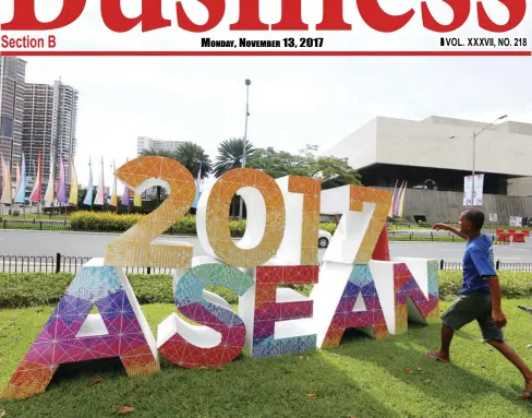  ?? AP ?? A worker rushes to arrange block letters of “ASEAN,” setting them up near the Cultural Center of the Philippine­s in preparatio­n for the ASEAN leaders’ summit and related summits on Monday