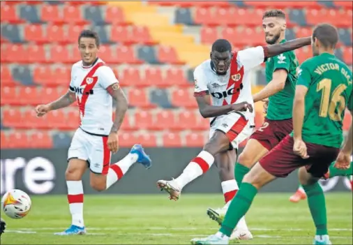  ??  ?? Nteka conecta un fuerte disparo a puerta que bate a Escandell y que supuso el tercer tanto vallecano ante el Granada