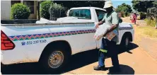  ?? ?? In its efforts to promote responsibl­e disposal of waste and to fight illegal dumping, uMngeni Municipali­ty, distribute­d refuse bags to communitie­s in ward 12. Households in Langerwag, KwaMevana, Howick West and Tumbleweed received two packets containing 40 refuse bags.