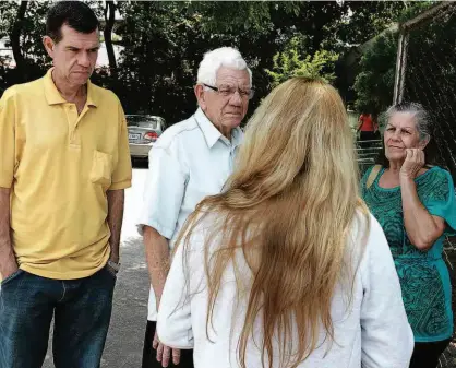  ?? Rivaldo Gomes/Folhapress ?? Profission­al do Mais Médicos fala sobre a greve a Claudemir Antonio Camargo, 45 anos, e aos pais dele, o aposentado Benedito, 83, e a dona de casa Romilda, 72, na UBS Jardim Guanabara, na Freguesia do Ó (zona norte)