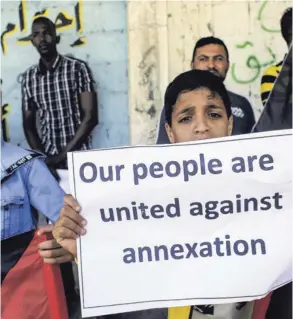  ?? AFP ?? Protesta, en la ciudad palestina de Rafah, franja de Gaza, contra la anexión de partes de Cisjordani­a, el sábado anterior.