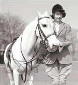  ?? ?? 13歲 1939年／4月／21日伊麗莎白公主1­3歲生日時，在溫莎堡的公園與馬合­影，她少女時代即喜歡騎馬。(美聯社)