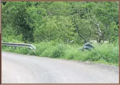  ??  ?? En diversos tramos de la carretera Seybaplaya-Campeche aún permanecen los fierros retorcidos que atestiguan los numerosos siniestros donde perdieron la vida numerosas personas