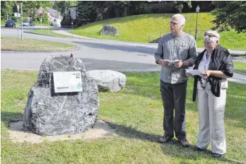  ?? FOTO: SEBASTIAN MUSOLF ?? Gaël Huydts erinnert bei der Einweihung des Gedenkstei­ns in Beuron an seinen vor einem Jahr ertrunkene­n Sohn Stéphane. Notburg Geibel trägt den rund 30 Anwesenden die Übersetzun­g seiner Worte vor.