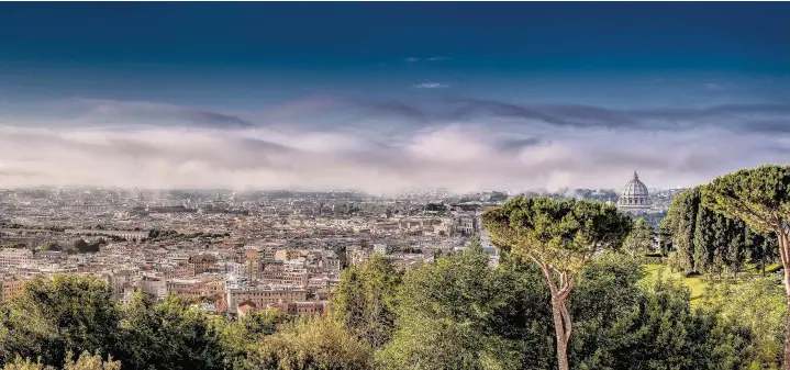  ??  ?? ●● The panoramic view of Rome from the Cavalieri Hotel