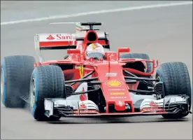  ??  ?? Ferrari presentó ayer su nuevo bólido, el modelo SF70H, con el que espera retar la supremacía de la marca Mercedes dentro de la Fórmula Uno. El director del equipo, Maurizio Arrivabene, el director técnico Mattia Binotto y los pilotos Sebastian Vettel...