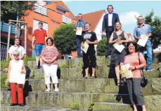  ?? FOTO: FATH ?? Die bei der Ehrung anwesenden Blutspende­rinnen und -spender zusammen mit Bürgermeis­ter Armin Kiemel (Vierter von rechts).