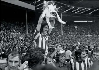  ?? ?? Bobby Kerr lifting the FA Cup in 1973.