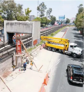  ??  ?? Obras del carril confinado a un costado de la L8 del Metro.