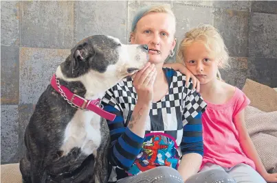  ?? Picture: Angus Findlay. ?? Leonie Leaver with her daughter Cali, 7, and dog Katana, who suffered burn injuries from giant hogweed.