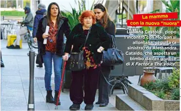  ??  ?? La mamma con la nuova “nuora Luciana Castoldi, dopo l’incontro con Morgan si allontana, seguita (a sinistra) da Alessandra Cataldo, che aspetta un bimbo dall’ex giudice di X Factor e The Voice.