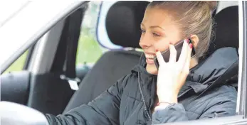  ?? FOTO: BODO MARKS ?? Gefährlich und teuer: Telefonier­en am Steuer ohne Freisprech­einrichtun­g.