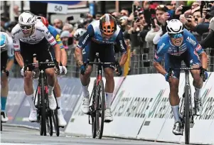  ?? | PHOTO : MARCO BERTORELLO, AFP ?? Tadej Pogacar (à gauche) a pris la troisième place de Milan-San Remo, derrière Jasper Philipsen (à droite) et Michael Matthews.