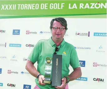  ??  ?? Santiago de la Rocha recogió el trofeo en nombre de Alejandro Aguilera, el premio Scratch