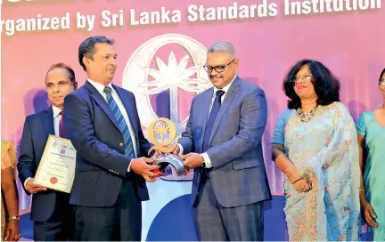  ?? ?? Award receiving by Mr. Nishantha Abeysinghe – Director Plantation – Talawakell­e Tea Estates PLC from Hon. Kanaka Herath. State Minister of Technology