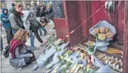  ?? GETTY IMAGES ?? People pay tribute outside the Le Carillon restaurant in Paris on Saturday after the attack.