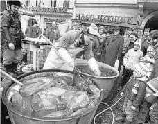  ?? Foto: ČTK ?? Fronta na kapra Tradiční rybu (na snímku z roku 1985) si na Štědrý den dá většina Čechů, ale mnozí už dají přednost mořským rybám.