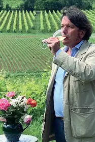  ??  ?? Brindisi Il presidente Stefano Zanette degusta il Rosé