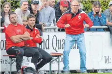  ?? ARCHIVFOTO: SIEDLER ?? Helmut Dietterle ( rechts), früher Bundesliga­spieler des VfB Stuttgart, ist der Erfolgstra­iner der Sportfreun­de Dorfmerkin­gen.