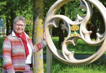  ?? Foto: Regina Langhans ?? Simone Vogt-Keller vor dem in Stein gehauenen Wappen der Gemeinde Bellenberg, ein Meisterstü­ck des Bellenberg­er Steinmetz Felix Bobke.