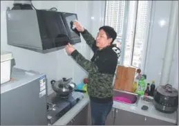  ?? MIAO JIAN / FOR CHINA DAILY ?? A resident of an apartment provided by the Wuhan government to accommodat­e talented people cleans his new home.