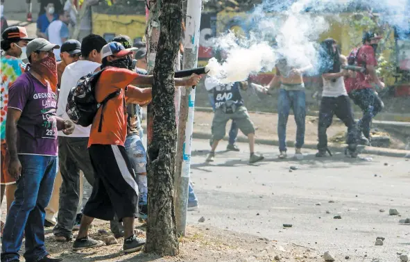  ?? PHOTO AFP ?? Des étudiants ont tiré des engins incendiair­es en direction des forces de l’ordre lors d’une manifestat­ion samedi à Managua, la capitale du pays.