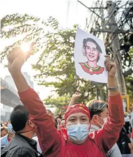  ?? Foto: E.P. ?? Protesta en Birmania con imágenes de Suu Kyi.