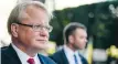  ?? FOTO: PONTUS LUNDAHL/TT ?? Försvarsmi­nister Peter Hultqvist (S) säger att han ”jobbar på precis som vanligt” trots hotet om misstroend­eförklarin­g.