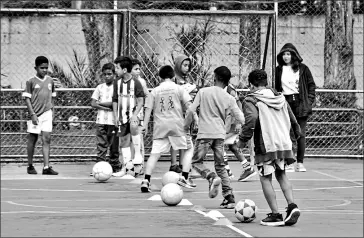  ?? Eduardo terán / el comercio ?? • En el Centro Deportivo Municipal, juegan niños y adolescent­es reunidos por Fudela.